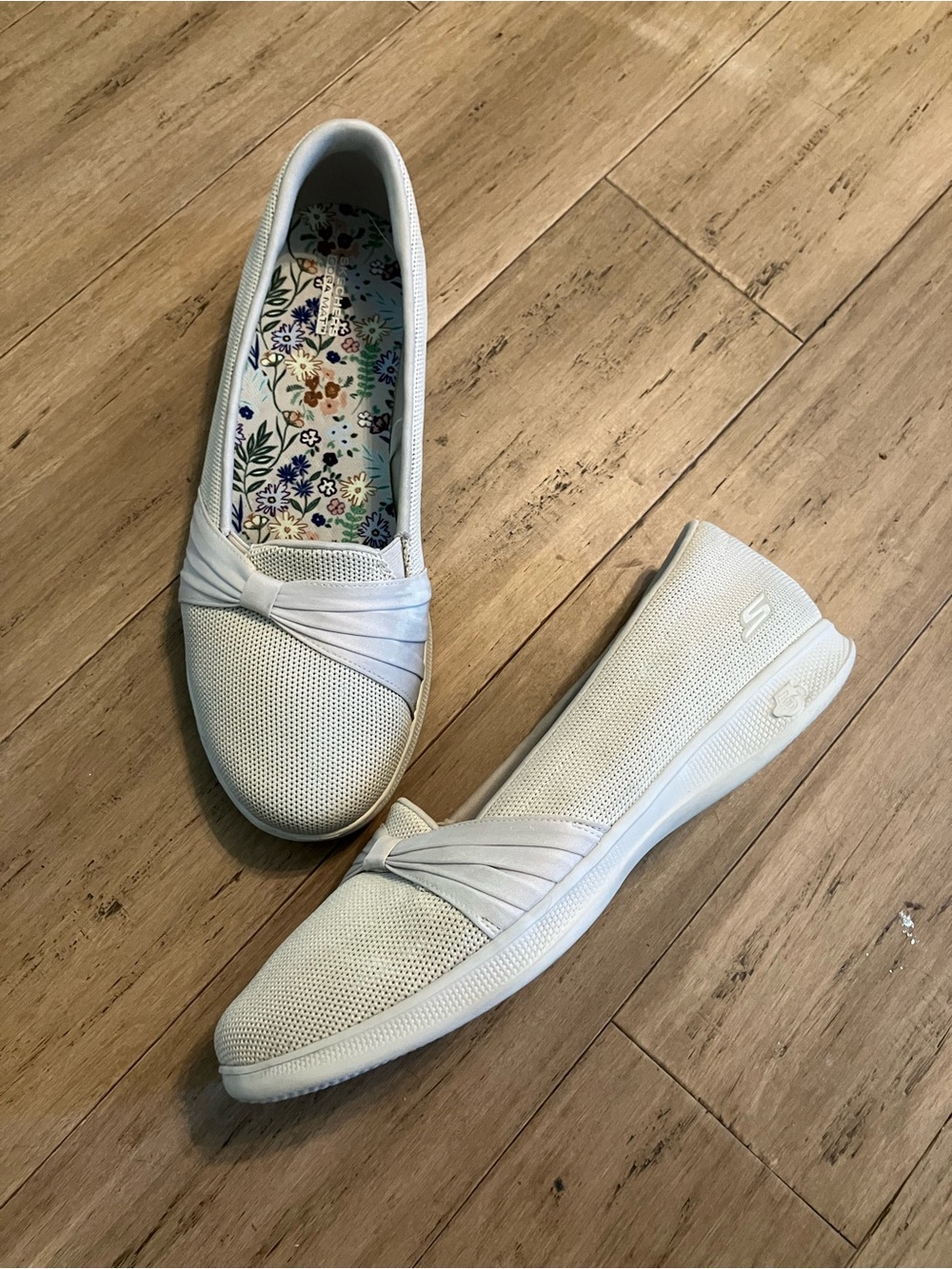 Skechers Gogamat cream floral lining women’s loafers. Size 11